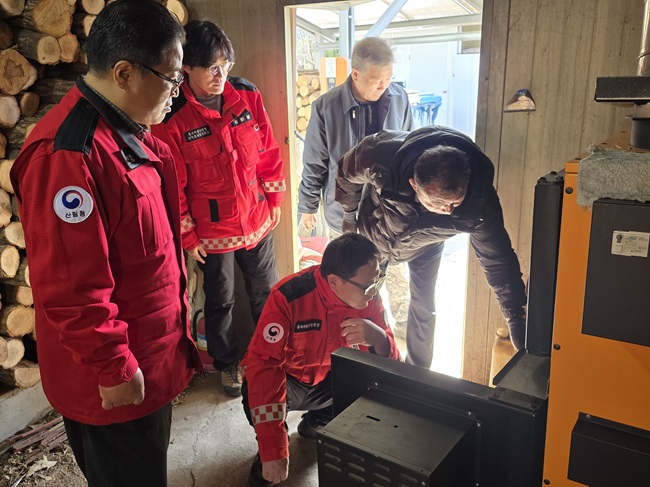 ▲ 최수천 동부지방산림청장이 화목보일러 농가를 점검하고 있다. ⓒ동부지방산림청