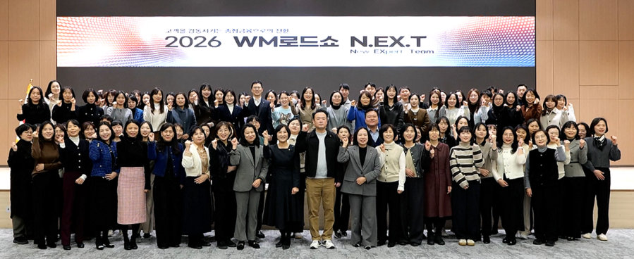 ▲ 지난 1월 27일 NH농협은행 경기본부에서 박현주 개인금융부문 부행장(첫째줄 가운데)과 영업점 직원들이 WM로드쇼 진행후 기념촬영을 가졌다. ⓒNH농협은행