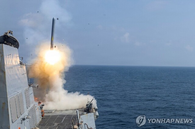 ▲ 이란에 대한 공격을 위해 토마호크 미사일을 발사하는 미국 해군 함정. 출처=로이터ⓒ연합뉴스