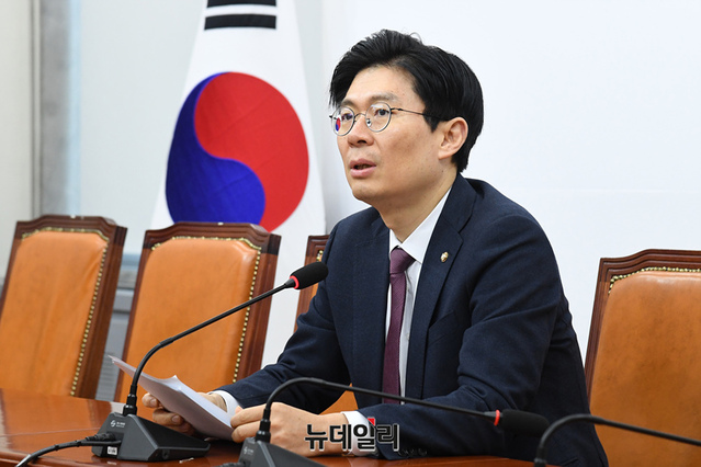 ▲ 조정훈 국민의힘 인재영입위원회 위원장이 4일 오전 국회에서 2차 영입인재를 발표하고 있다. ⓒ이종현 기자