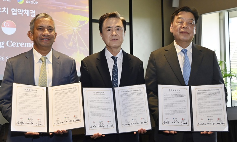 ▲ 6일 싱가포르 스위소텔 더 스탬포드 호텔에서 열린 태안군–뷔나그룹 재생에너지(해상풍력) 투자협약식에서 김태흠 충남지사(가운데)와 가세연 태안군수(오른쪽)가 협약서를 들고 기념촬영을 하고 있다.ⓒ태안군