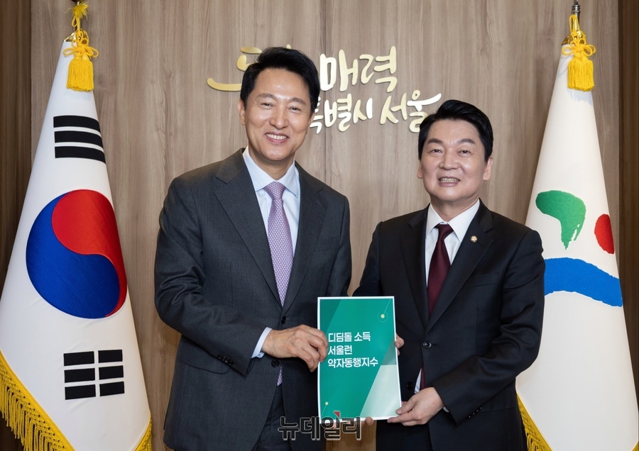 ▲ 지난해 4월 오세훈 서울시장과 안철수 국민의힘 국회의원이 서울시청에서 회동을 마치고 인사를 하고 있다. ⓒ뉴데일리DB