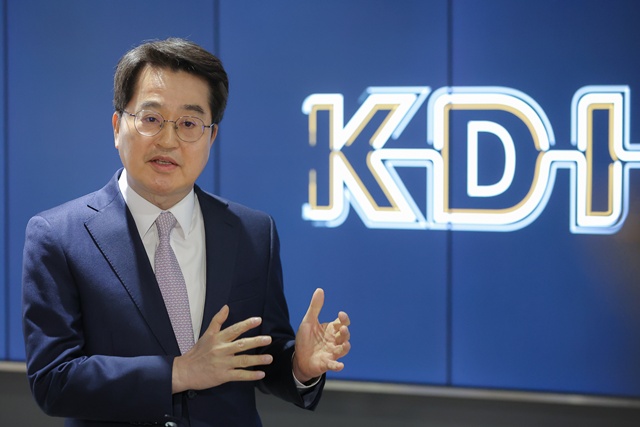 ▲ 김동연 경기도지사가 지난 5일 세종시 한국개발연구원에서 열린 재정사업평가 분과위원회 참석을 마치고 내용을 설명하고 있다. ⓒ경기도 제공