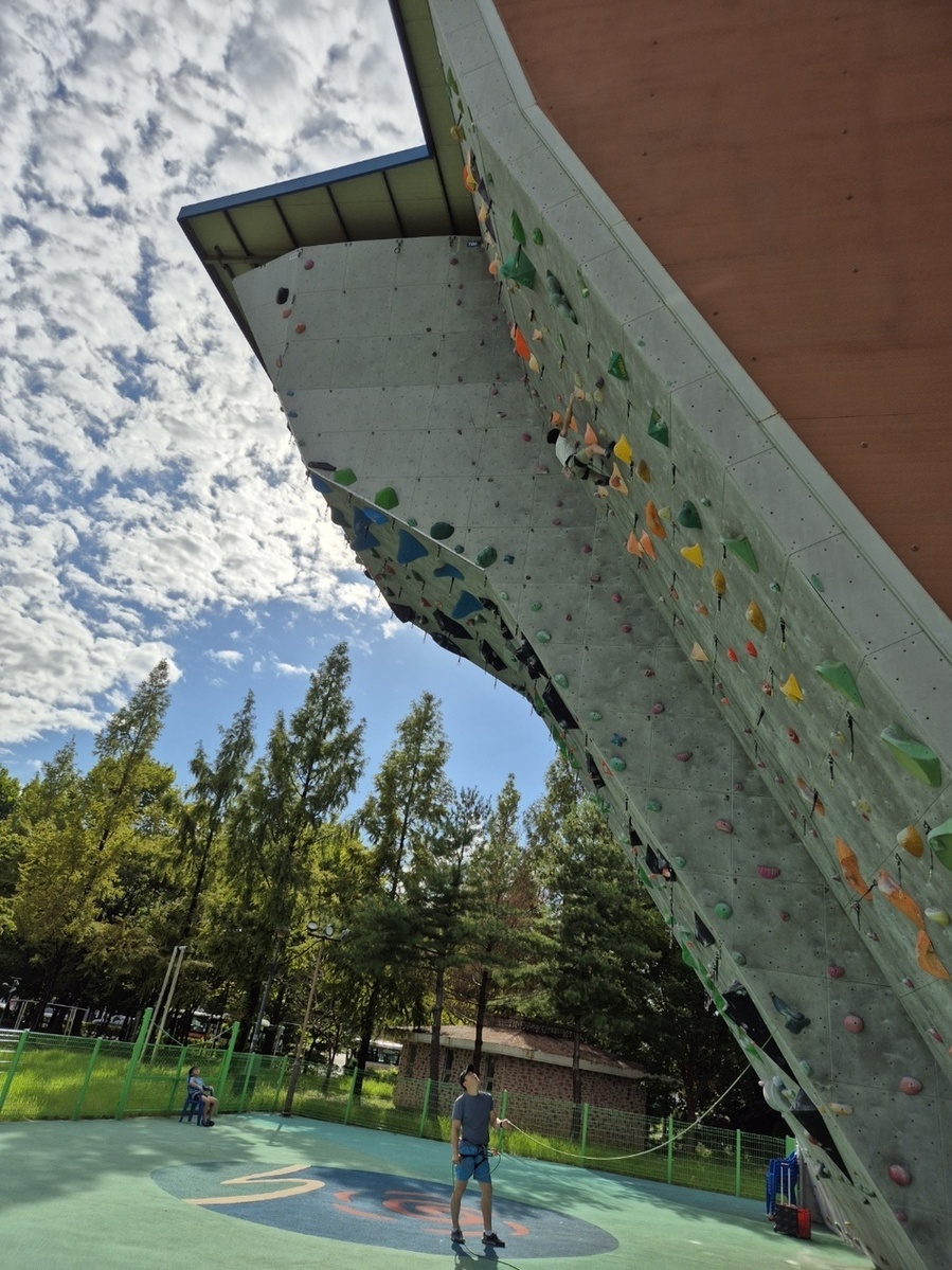 ▲ 광주 서구, 상무시민공원 인공암벽장ⓒ광주 서구 스포츠클라이밍클럽 제공