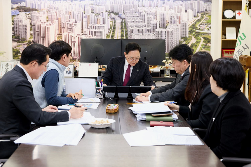 ▲ 강수현 양주시장이 5일 실·국·소장 및 부서장 등이 참석한 가운데‘시민과의 소통 건의 사항’에 대한 보고회를 진행하고 있다 ⓒ양주시 제공