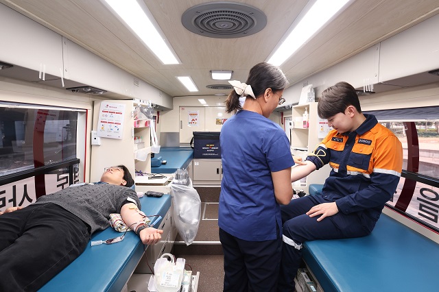 ▲ 포항제철소 직원이 사랑의 헌혈 행사에 참여하고 있다.ⓒ포스코