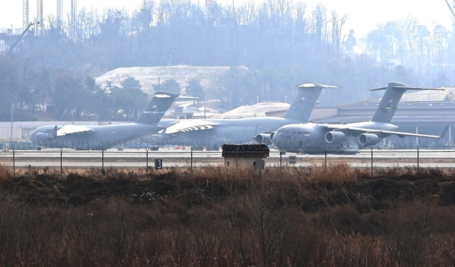 ▲ 6일 경기 평택시 주한미군 오산공군기지에 C-5 와 C-17 등 대형 미군 수송기가 계류돼 있다. ⓒ뉴시스