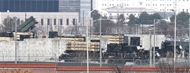 ▲ 미국과 이스라엘의 이란 공습으로 중동 사태가 확대되면서 한미가 주한미군 무기 차출에 대해 협의 중인 것으로 알려진 지난 5일 경기 평택시 캠프 험프리스 지대공 유도 미사일인 패트리엇(PAC-3)포대에서 주한미군 장병들이 중장비를 동원해 작업하는 모습. ⓒ뉴시스