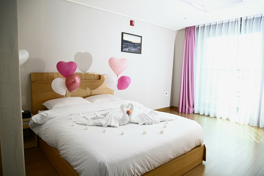 ▲ 달성군(군수 최재훈)은 신혼부부의 새로운 출발을 응원하고 결혼 친화적인 지역 분위기를 조성하기 위해 추진 중인 ‘신혼부부 결혼축하 바우처 지원사업’을 확대 운영한다(신혼부부 맞춤형으로 꾸며진 호텔 아젤리아 객실 내부).ⓒ달성군