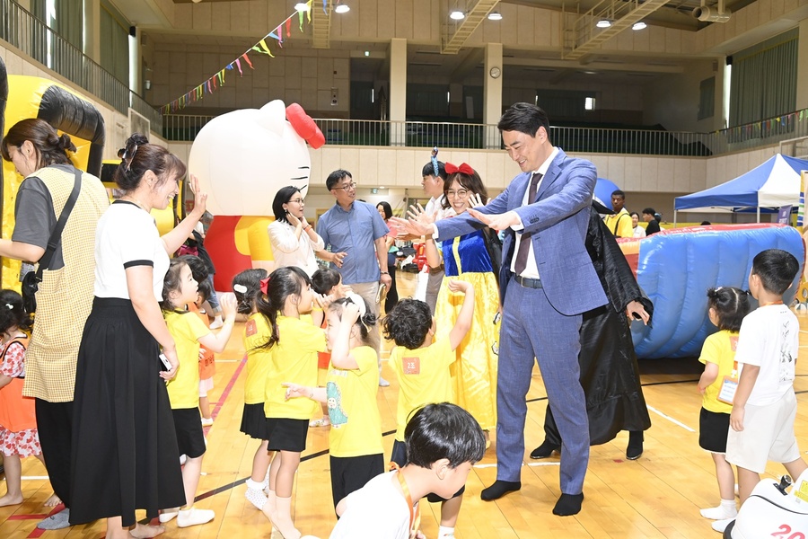 ▲ 대구 달성군(군수 최재훈)이 2025년 출생아 수에서도 전국 군 단위 1위를 기록하며 10년 연속 1위룰 차지했다(2025 달성군 어린이집 영어 썸머 페스티벌 사진).ⓒ달성군