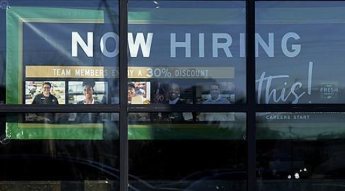 ▲ 미국 동북부 일리노이주의 한 식료품점에 구인 포스터가 게시돼 있다. /AP 연합뉴스