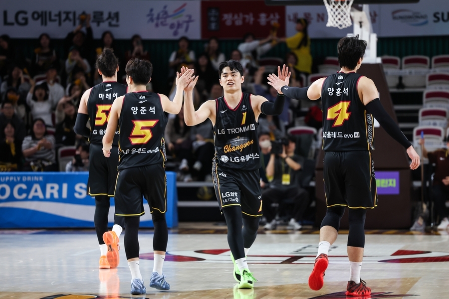 ▲ LG가 현대모비스에 8연승을 달리며 리그 1위 자리를 굳건히 지켰다.ⓒKBL 제공