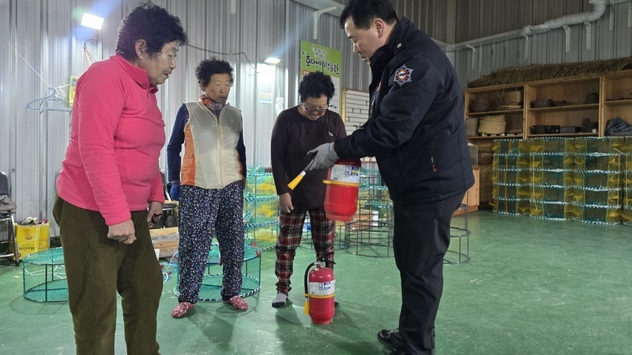 ▲ 노약자 대상 소화기 사용법 교육ⓒ장흥소방서 제공