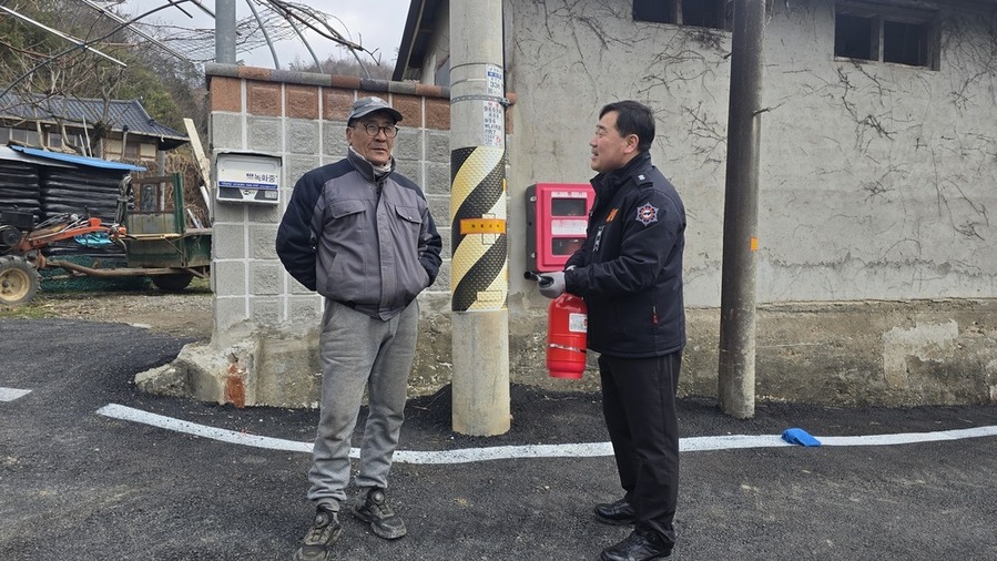 ▲ 골목길 소화기함 점검ⓒ장흥소방서 제공