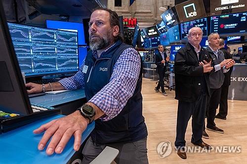 ▲ 뉴욕증권거래소 딜러들이 유가 급등과 맞물린 증시 하락에 무거운 얼굴을 짓고 있다. /연합뉴스