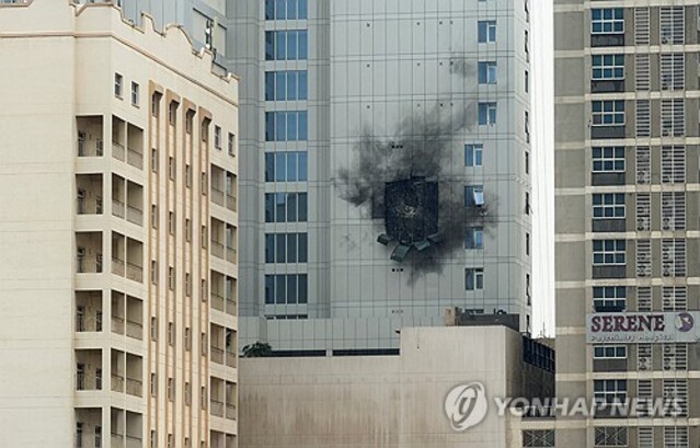 ▲ 바레인의 미국 해군 제5함대사령부 옆 건물이 이란의 드론에 피습됐다. 출처=로이터ⓒ연합뉴스