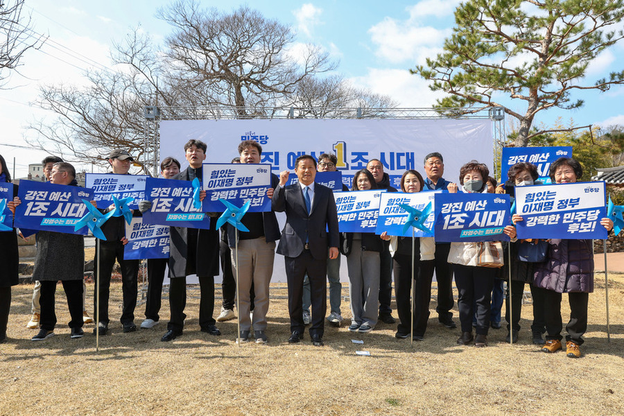 ▲ 전남 강진 사의재 앞에서 7일 오전 민선 9기 강진군수 출마를 선언한 차영수 전남도의원(가운데)이 지지자들과 함께 '강진 예산 1조 원 시대' 피켓과 바람개비를 들고 필승의 결의를 다지고 있다. 차 의원은 이날 강진의 대도약을 위한 '예산 1조원 시대를 열어 강진에 파란'을 일으키겠다는 포부를 밝혔다.ⓒ차영수 전남도의원 제공