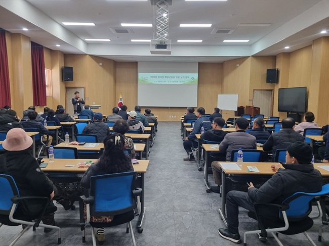 ▲ 태백시가 지난 5일 농업기술센터에서 '2026년 외국인 계절근로자 농가 사전교육 설명회'를 개최했다. ⓒ태백시