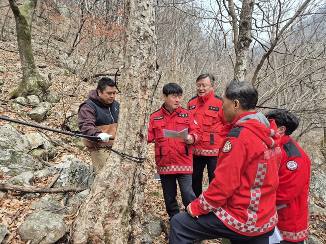 ▲ 송준호 북부지방산림청장이 지난 6일 무상양여 신청지인 경기 양평 석산리 마을을 방문해 무상양여 신청자의 애로사항 등 현장 의견을 청취하고 있다. ⓒ북부지방산림청