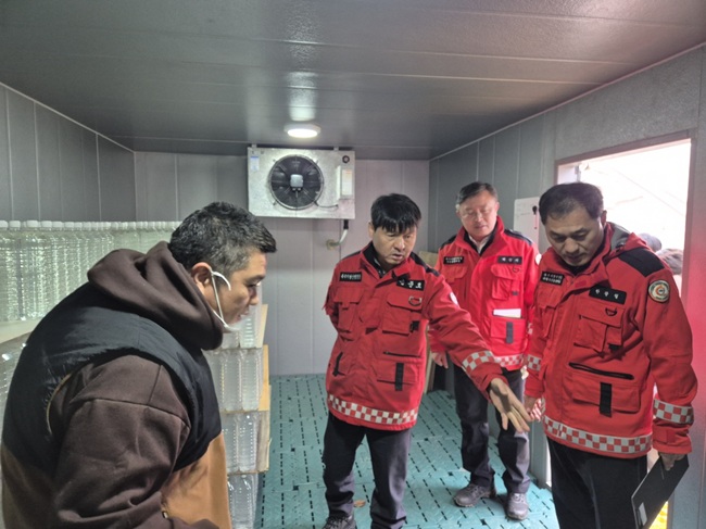 ▲ 송준호 북부지방산림청장이 지난 6일 무상양여 신청지인 경기 양평 석산리 마을을 방문해고로쇠 수액 저장고 위생을 점검하고 있다. ⓒ북부지방산림청