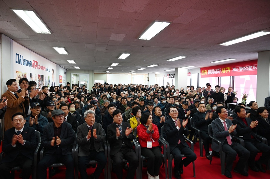 ▲ 행사는 공식 시작 전인 오전부터 지지자 2500여 명이 운집해 성황을 이뤘다. 김상훈, 권영진 국회의원을 비롯해 장택현 후원회장, 윤진 대한노인회 서구지회장, 석강득 서구당협 수석부회장, 고동진 서대구공단 고문 등 지역 내 주요 인사들과 당원들이 참석해 힘을 실었다.ⓒ권오상 예비후보측