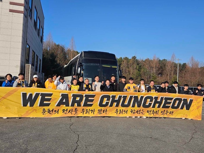 ▲ 육동한 춘천시장이 8일 오전 춘천시민축구단 원정 개막전에 참여하는 응원단들을 만나 환송하고 선수단의 선전을 기원했다. 춘천시민축구단은 이날 오후 2시 대전에서 열리는 K3리그 개막전에 출전한다. ⓒ춘천시