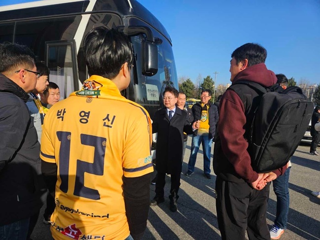 ▲ 육동한 춘천시장이 8일 오전 춘천시민축구단 원정 개막전에 참여하는 응원단들을 만나 환송하고 선수단의 선전을 기원했다. 춘천시민축구단은 이날 오후 2시 대전에서 열리는 K3리그 개막전에 출전한다. ⓒ춘천시
