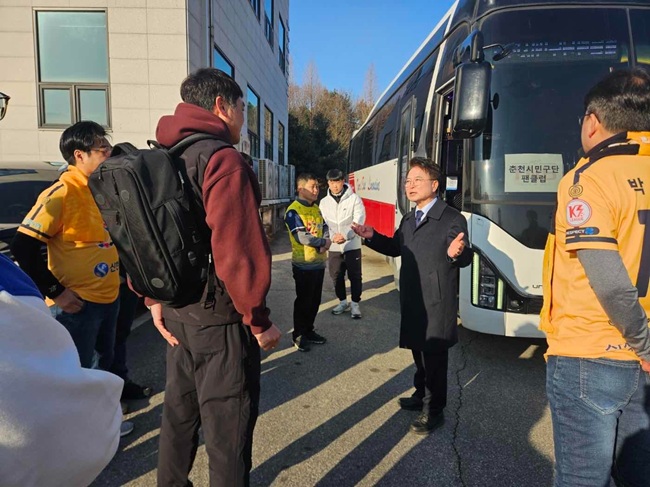 ▲ 육동한 춘천시장이 8일 오전 춘천시민축구단 원정 개막전에 참여하는 응원단들을 만나 환송하고 선수단의 선전을 기원했다. 춘천시민축구단은 이날 오후 2시 대전에서 열리는 K3리그 개막전에 출전한다. ⓒ춘천시
