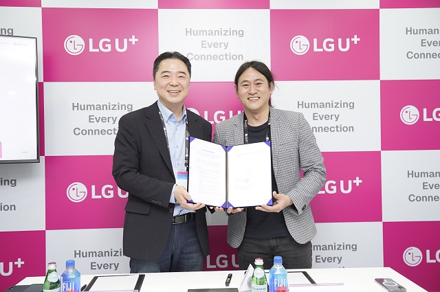 ▲ 왼쪽부터 이상엽 LG유플러스 CTO(전무)와 백준호 퓨리오사AI 대표가 MWC26 현장에서 기념촬영을 하는 모습.ⓒLG유플러스