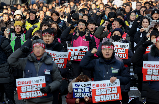 ▲ 전국민주노동조합총연맹 조합원들이 지난 1월 14일 서울 중구 서울지방고용노동청 앞에서 '원청교섭 쟁취! 모든 노동자의 노동기본권 쟁취!' 2026년 민주노총 신년 결의대회에서 구호를 외치고 있다 ⓒ뉴시스