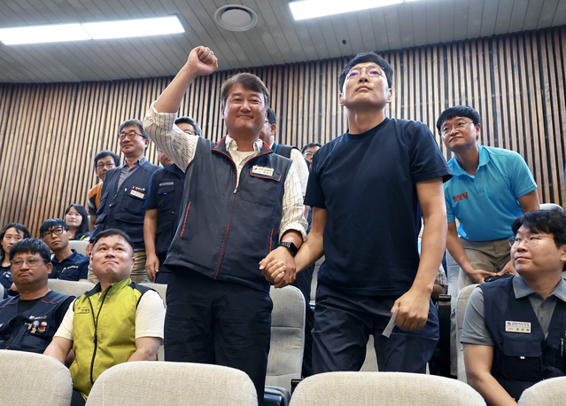 ▲ 양경수 전국민주노동조합총연맹 위원장과 유최안 거제통영고성 조선하청지회 조합원(전 대우조선해양 하청 용접공)이 지난해 8월 24일 오전 서울 여의도 국회에서 열린 제428회 국회(임시회) 제2차 본회의에서 노동조합 및 노동관계조정법 일부개정법률안(대안)이 더불어민주당 주도로 통과되자 기뻐하고 있다. ⓒ뉴시스