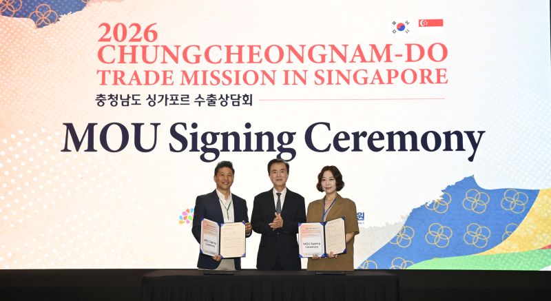 ▲ 김태흠 충남도지사(가운데)가 지난 5일 싱가포르 스위소텔 더 스탬포드 호텔서 개최한 수출상담회에서 MOU 체결 도내 기업, 싱가포르 바이어와 기념사진을 촬영하고 있다.ⓒ충남도