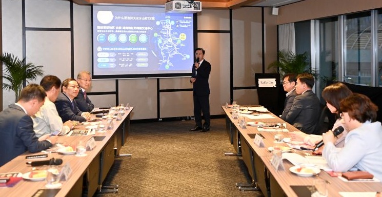 ▲ 김태흠 충남도지사가 지난 6일 스위소텔 더 스탬포드 호텔에서 화교 기업인·투자자들에게 천안아산 다목적 돔구장 프로젝트를 설명하고 있다.ⓒ충남도