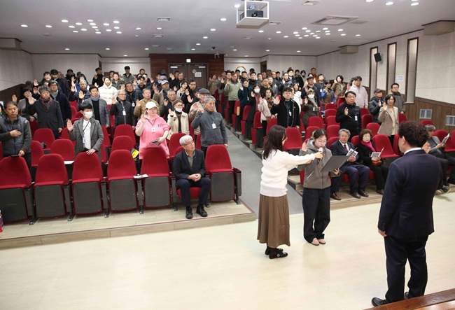 ▲ 횡성군농업인대학이 지난 6일 농업기술센터 대강당에서 교육생 98명이 참석한 가운데 '2026년 횡성군농업인대학 입학식'을 개최했다. ⓒ횡성군