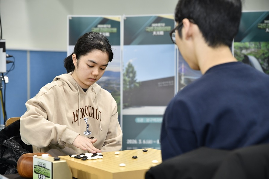 ▲ 스미레 4단이 '2026 양구군 국토정중앙배 천원전'에서 우승을 차지하며 한국에서 '두 번째' 우승컵을 들어 올렸다.ⓒ한국기원 제공