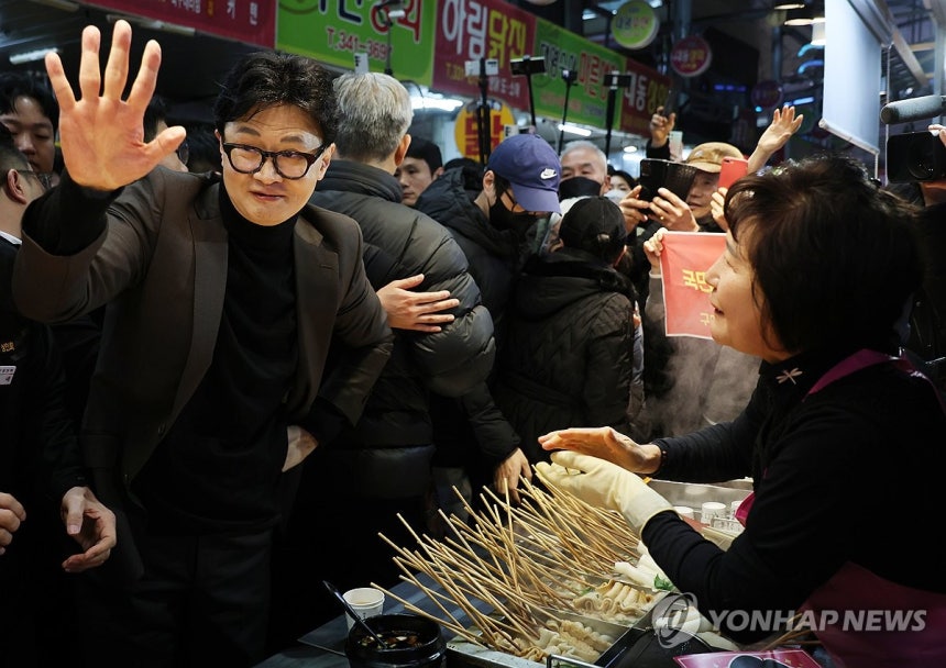 ▲ 한동훈 전 국민의힘 대표가 7일 부산 북구 구포시장의 한 분식집을 찾아 상인들을 만나고 있다.ⓒ연합뉴스.