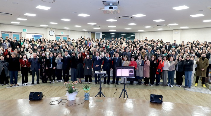 ▲ 7일 충북보과대 사회복지과 선후배 만학도 330여 명이 신입생 환영회를 마치고 화이팅을 외치고 있다.