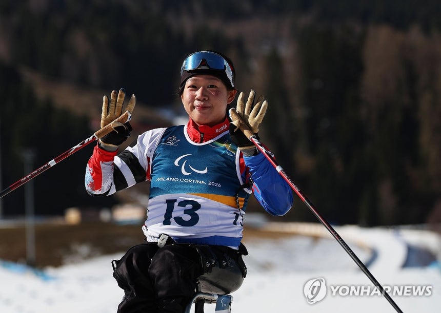 ▲ 7일(현지시간) 이탈리아 테세로 크로스컨트리 스타디움에서 열린 2026 밀라노·코르티나 동계 패럴림픽 파라 바이애슬론 여자 스프린트 좌식 7.5㎞ 결선에서 김윤지가 결승선을 통과한 뒤 인사하고 있다. /연합뉴스