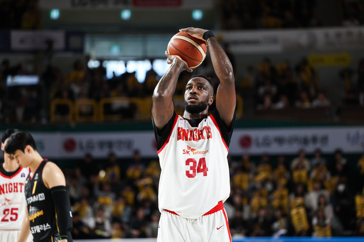 ▲ 워니가 맹활약을 펼친 SK가 선두 LG를 잡았다.ⓒKBL 제공