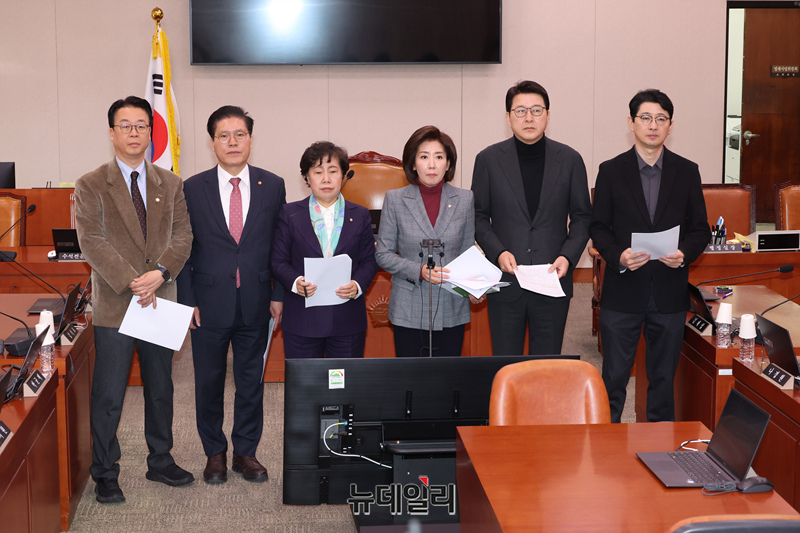 ▲ 국회 법제사법위원회 나경원 국민의힘 의원 등 이 6일 오전 국회 법제사법위원회 전체회의실에서 '코로나19 백신 감사원 감사결과 긴급현안질의에 대한 추미애 법사위원장의 회피·지연 및 사법파괴 3대 악법 관련 기자회견'을 하고 있다. ⓒ 이종현 기자