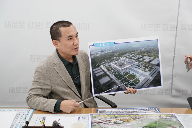 ▲ 김진태 도지사가 9일 도청 기자실에서 가진 정례 브리핑에서 지난 8일 춘천시 동내면 고은리 372번지 외 152필지에 대한 신청사 건축허가가 최종 완료돼 착공에 들어간다고 밝혔다. ⓒ강원특별자치도