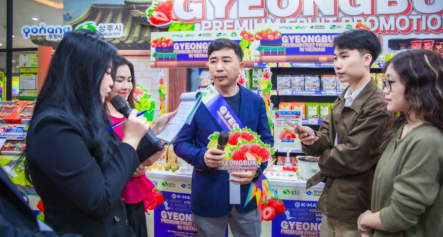 ▲ 고령군은 경북도가 주관한 ‘경북 K-푸드 시군 합동 해외팝업스토어 행사’에 참여해 고령딸기의 우수성을 해외 시장에 널리 알렸다.ⓒ고령군