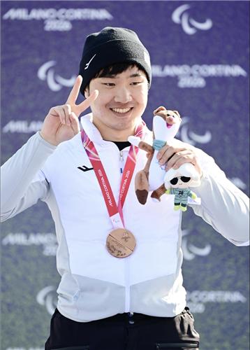 ▲ 한국 장애인 스노보드 국가대표 이제혁이 패럴림픽 무대에서 한국 스노보드 사상 첫 '메달'을 목에 걸었다.ⓒ대한장애인체육회 제공