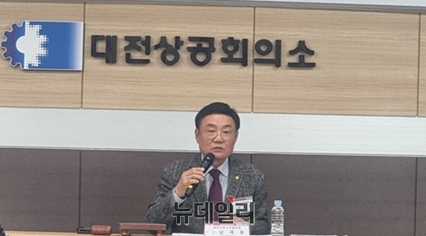 ▲ 6일 대전상공회의소 2층에서 열린 대전사랑시민협의회 이사회 겸 임시총회에서 남재동 회장이 회의를 주재하고 있다.ⓒ김경태기자