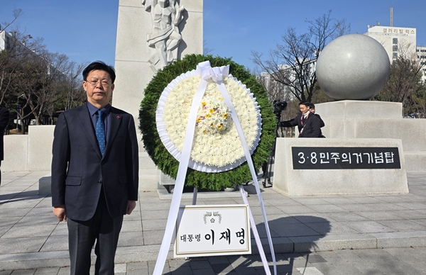 ▲ 맹수석 예비후보, 8일 열린 3·8민주의거제66주년 기념식에 참석해 민주주의 정신을 교육으로 계승하기 위한 ‘민주시민교육원’ 설립 추진을 공약했다.ⓒ맹수석예비후보