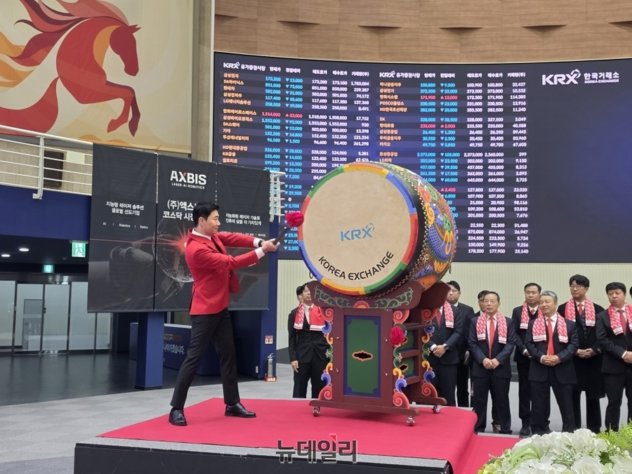 ▲ 김명진 액스비스 대표가 9일서울 영등포구 한국거래소에서 진행된 액스비스 상장식에서 북을 치고 있다.ⓒ박정은 기자