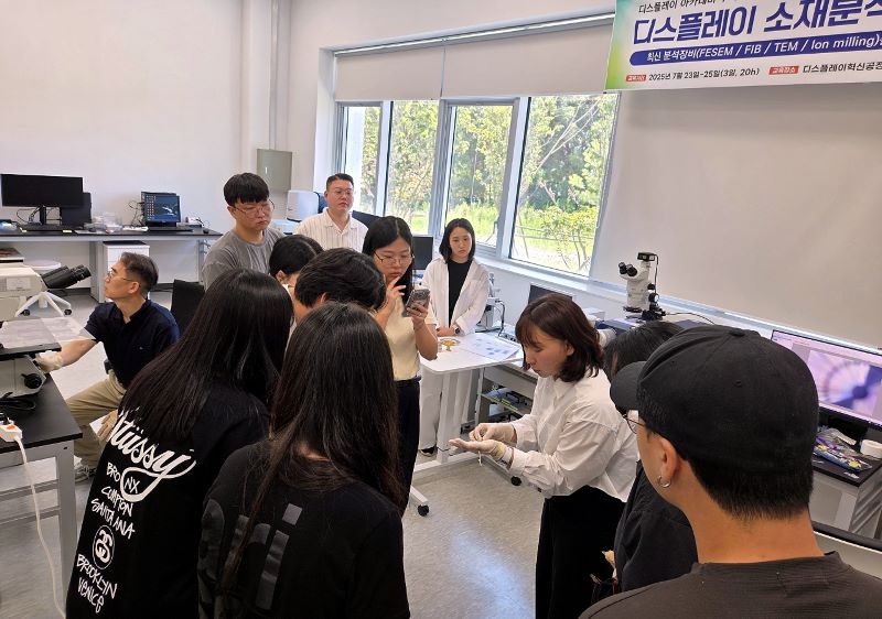 ▲ 디스플레이 인력양성사업에 참여한 교육생들이 기업맟춤형 실습 교육을 받고 있는 모습.ⓒ아산시