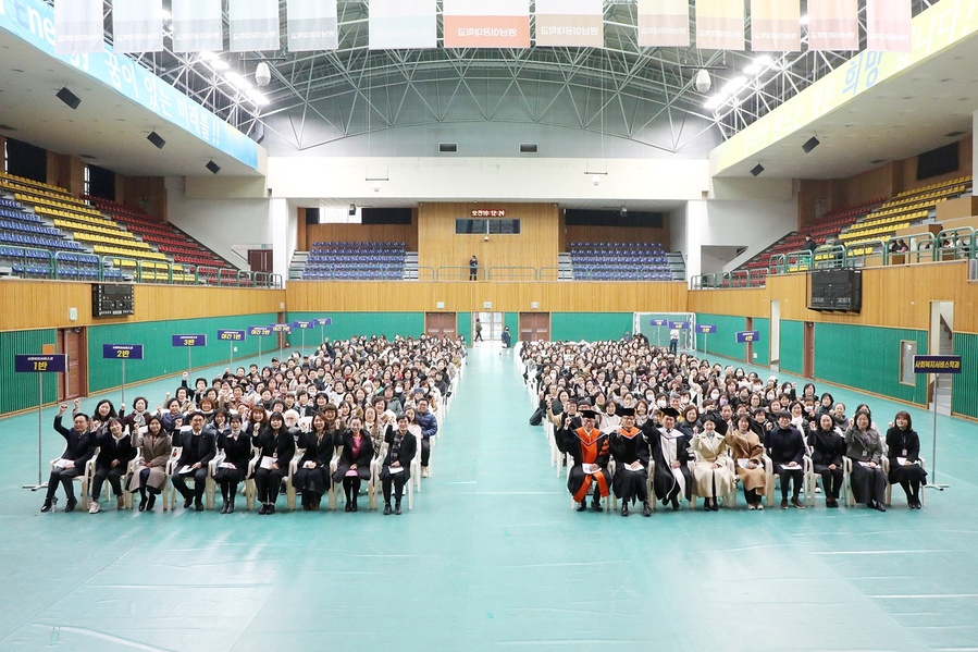▲ 입학식을 마치고 다같이 기념사진을 촬영하고 있다.ⓒ영남이공대