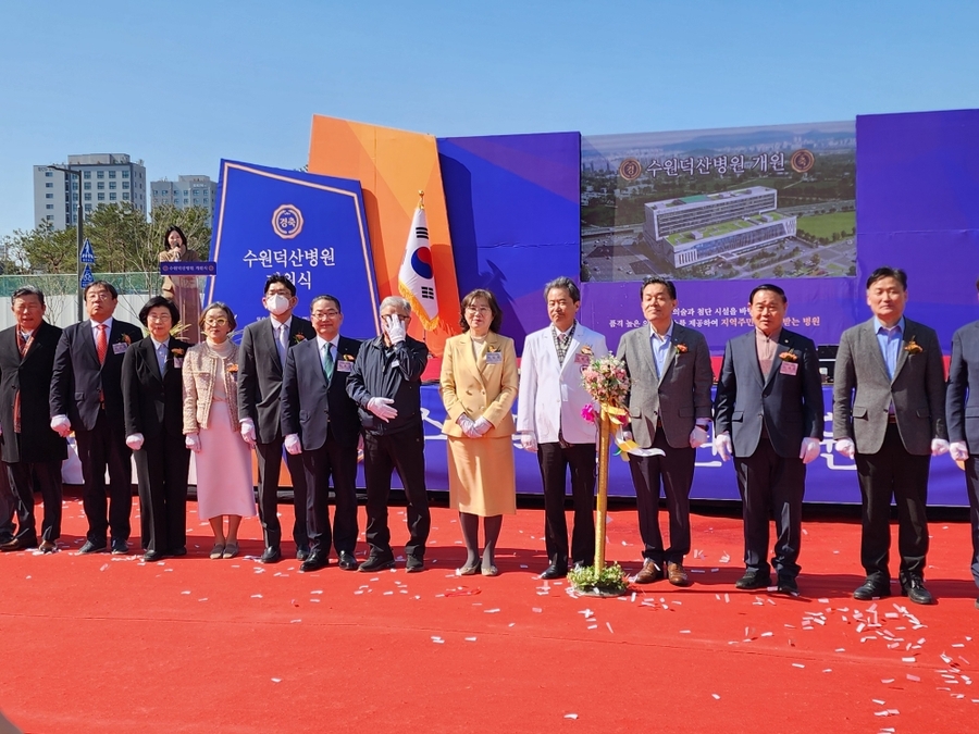 ▲ 개원식에 참석한 인사들이 테이프커팅 후 기념촬영을 하고있다ⓒ