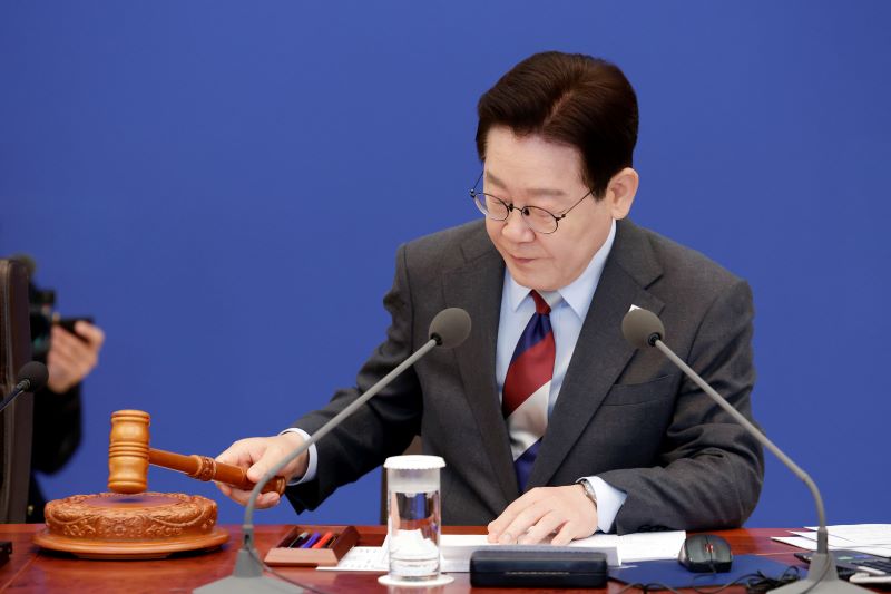 ▲ 이재명 대통령이 지난 5일 청와대에서 열린 임시 국무회의에서 의사봉을 두드리며 개회 선언을 하는 모습. ⓒ뉴시스